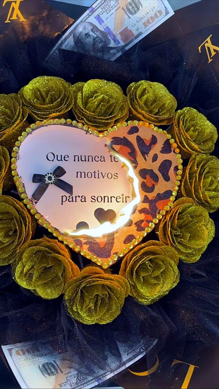 Burn bouquet de rosas doradas con billetes y mensaje: que nunca te falten motivos para sonreír