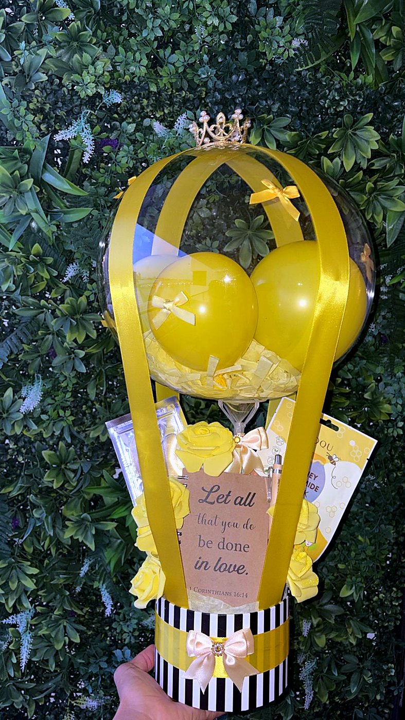 Globo aerostático decorativo amarillo con corona, lazos y tarjeta