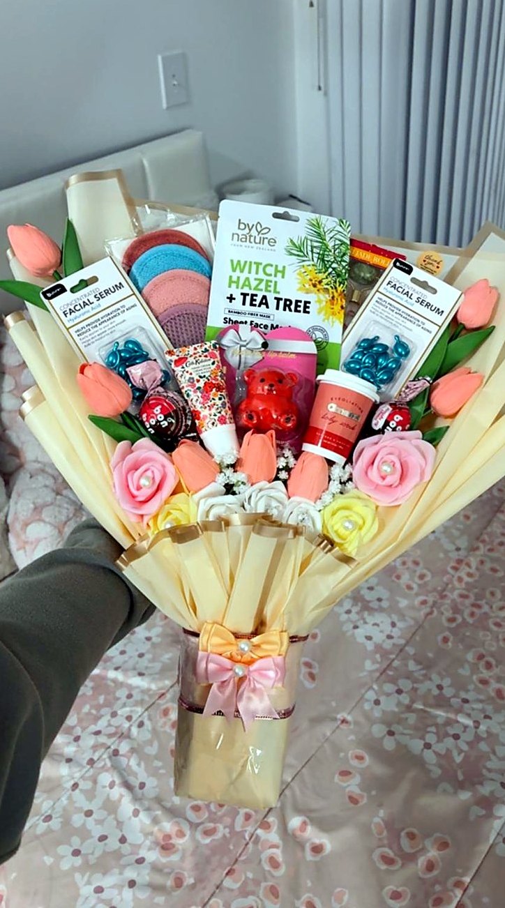 Make up bouquet con productos de cuidado facial, tulipanes y rosas
