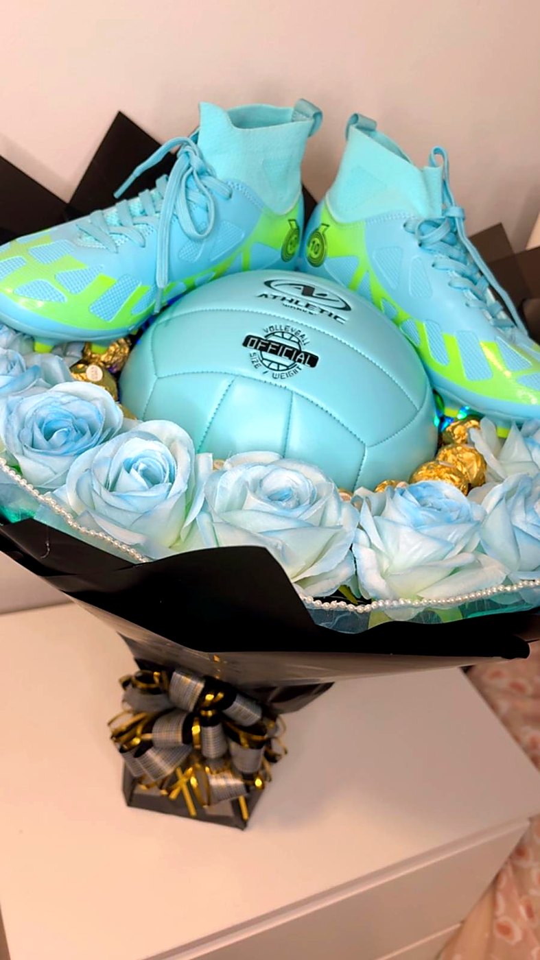 Ramo creativo de rosas azules con balón de voleibol, tenis y chocolates